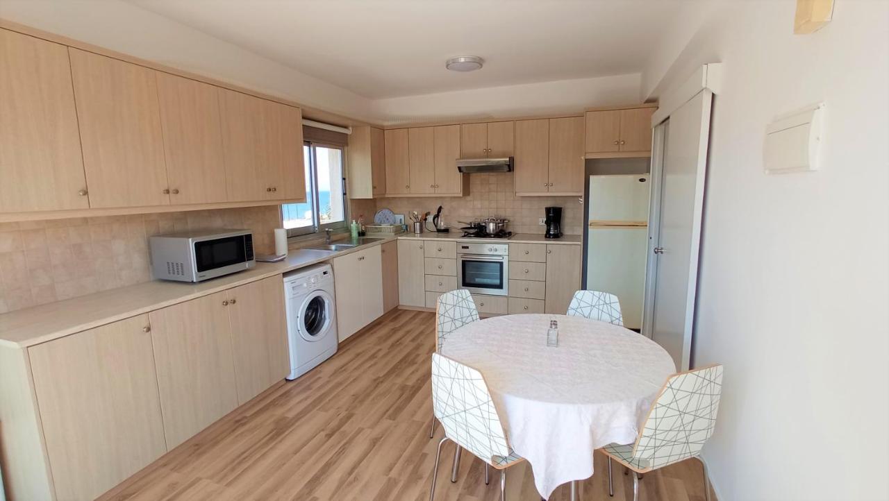 5 Min To The Beach Holiday Shared Apartment Incl Netflix - Private Room In 3 Bdr Apt Larnaca Extérieur photo