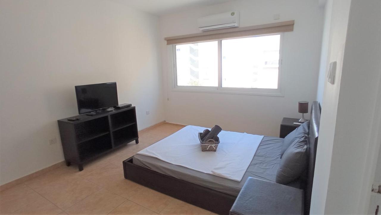 5 Min To The Beach Holiday Shared Apartment Incl Netflix - Private Room In 3 Bdr Apt Larnaca Extérieur photo