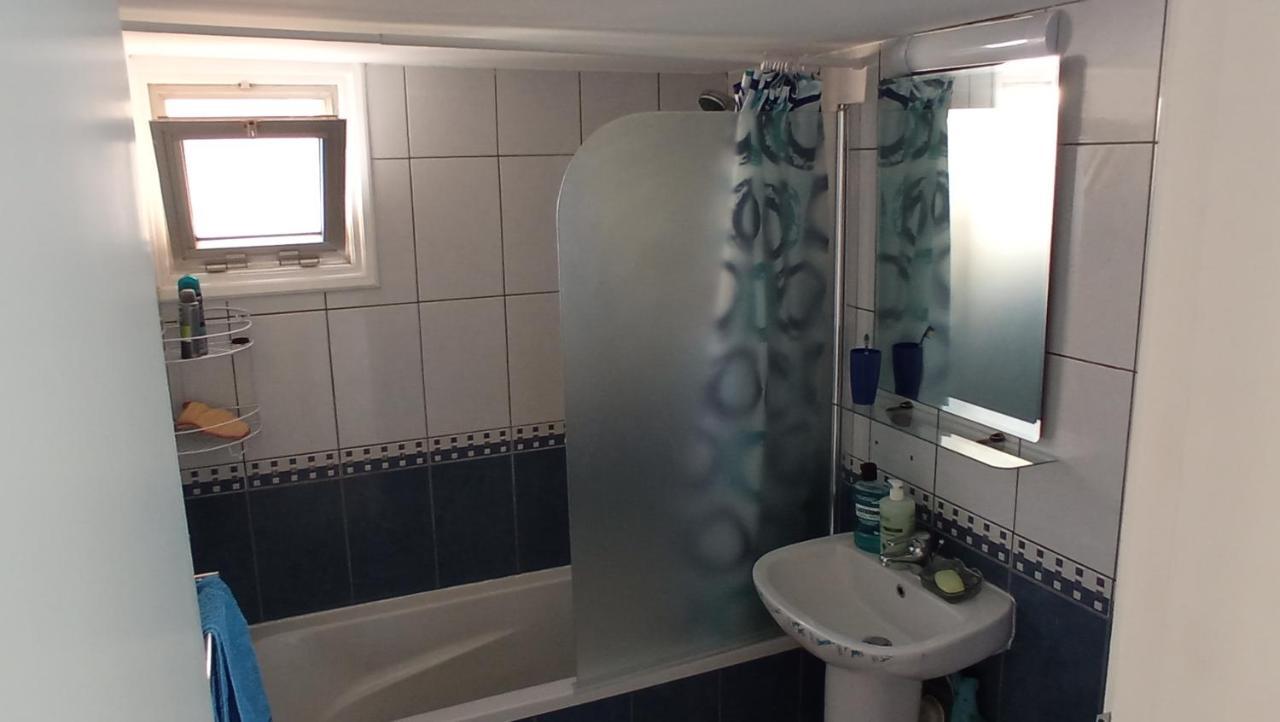 5 Min To The Beach Holiday Shared Apartment Incl Netflix - Private Room In 3 Bdr Apt Larnaca Extérieur photo