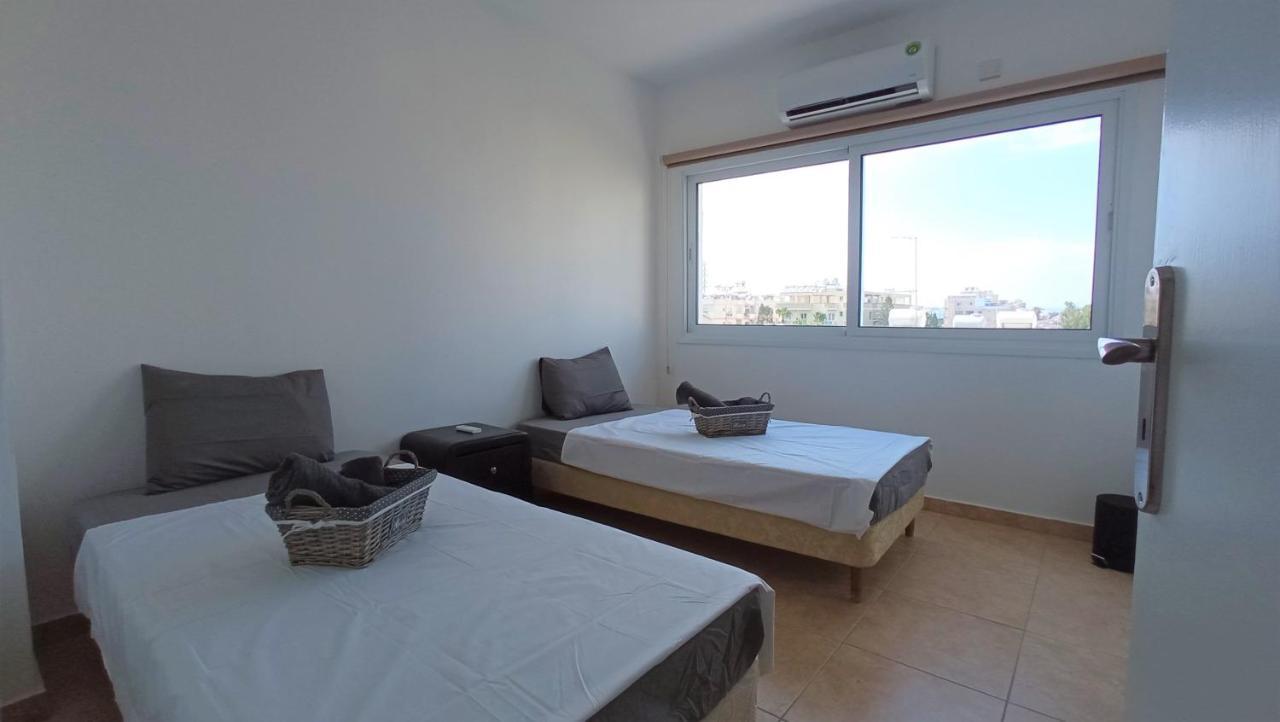 5 Min To The Beach Holiday Shared Apartment Incl Netflix - Private Room In 3 Bdr Apt Larnaca Extérieur photo
